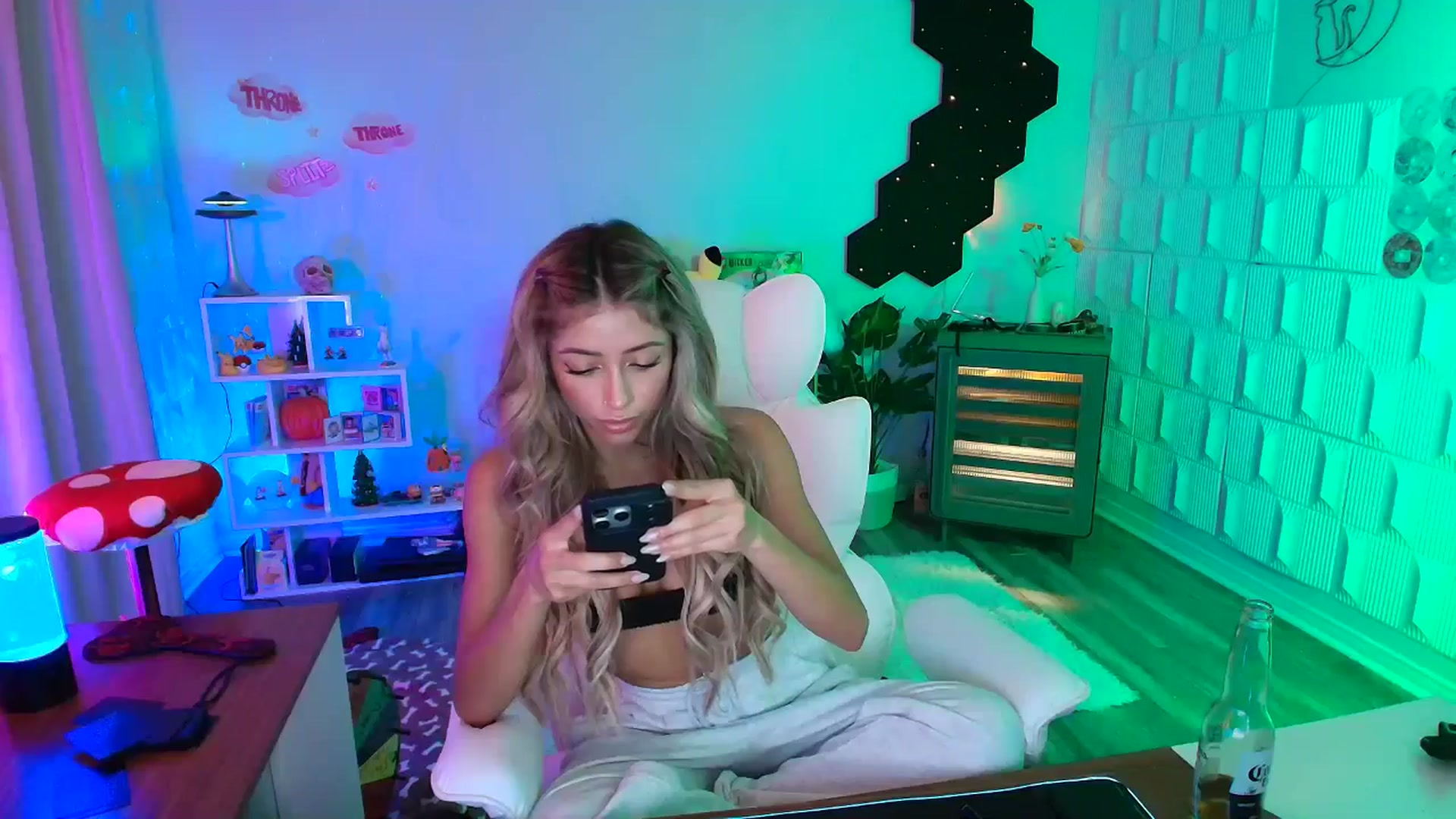 Gallery image thumbnail from kaydolll's myfreecams stream on, 10/18/2025, 06:28 image 5 of 20
