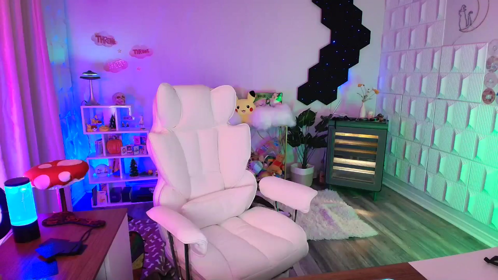 Gallery image thumbnail from kaydolll's myfreecams stream on, 10/18/2025, 09:06 image 2 of 20