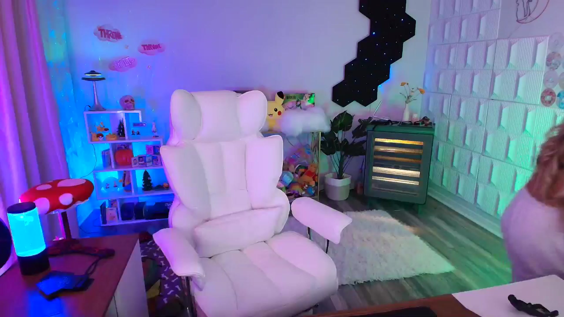 Gallery image thumbnail from kaydolll's myfreecams stream on, 10/18/2025, 09:06 image 16 of 20