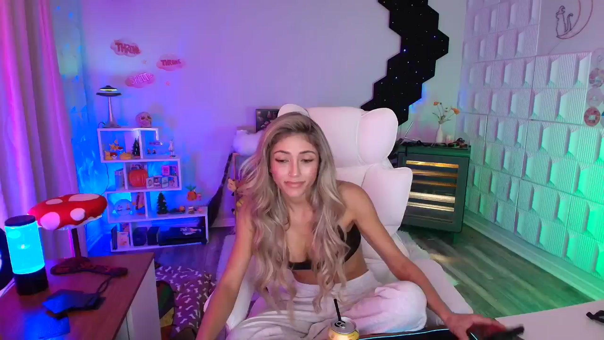 Gallery image thumbnail from kaydolll's myfreecams stream on, 10/18/2025, 09:06 image 6 of 20