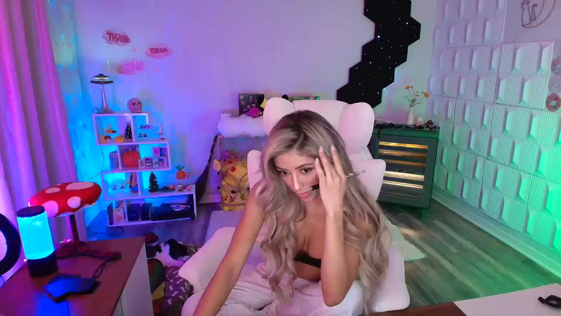 Gallery image thumbnail from kaydolll's myfreecams stream on, 10/18/2025, 09:06 image 13 of 20
