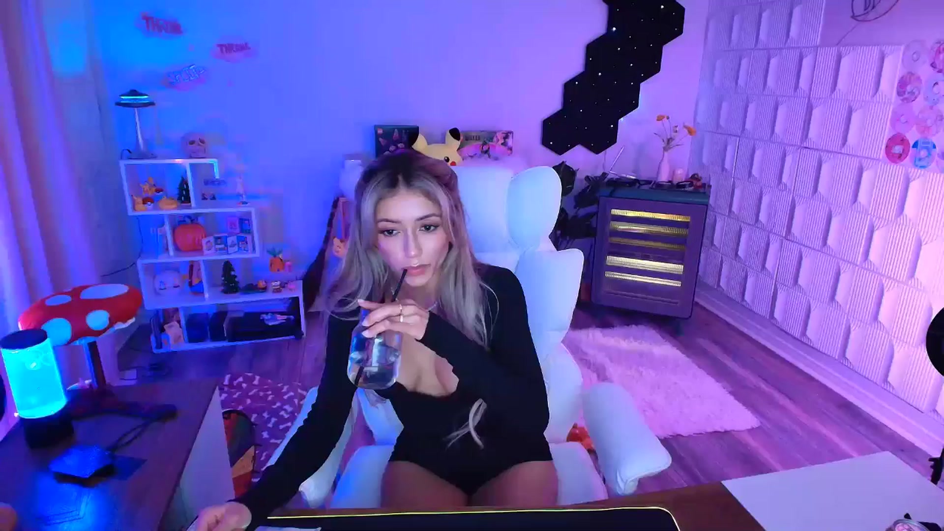 Gallery image thumbnail from kaydolll's myfreecams stream on, 10/19/2025, 08:35 image 12 of 20
