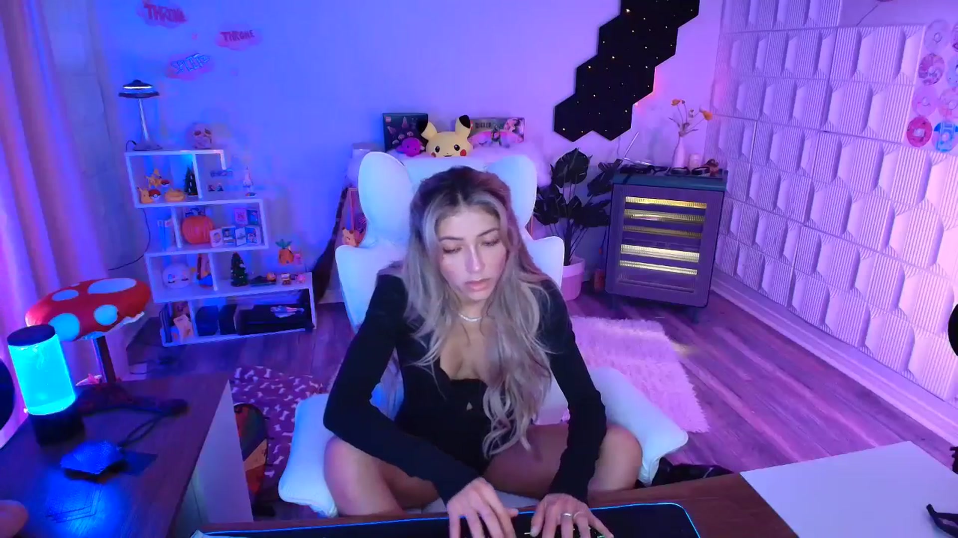 Gallery image thumbnail from kaydolll's myfreecams stream on, 10/19/2025, 08:35 image 5 of 20