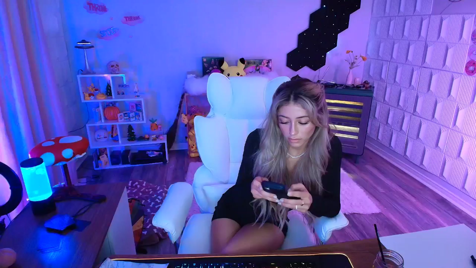 Gallery image thumbnail from kaydolll's myfreecams stream on, 10/19/2025, 08:35 image 2 of 20