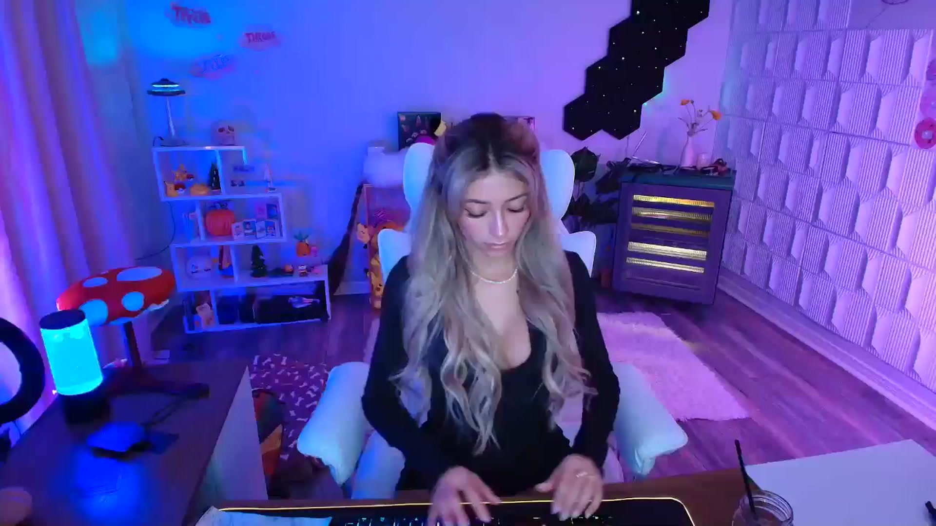 Gallery image thumbnail from kaydolll's myfreecams stream on, 10/19/2025, 08:35 image 1 of 20