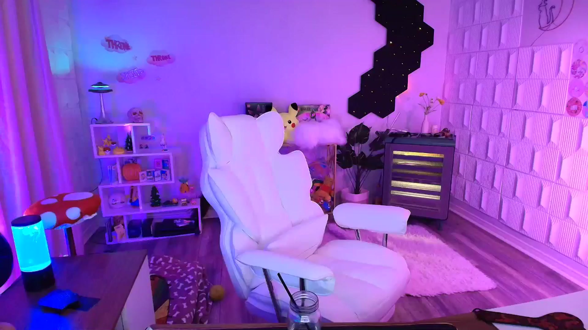 Gallery image thumbnail from kaydolll's myfreecams stream on, 10/19/2025, 08:35 image 19 of 20