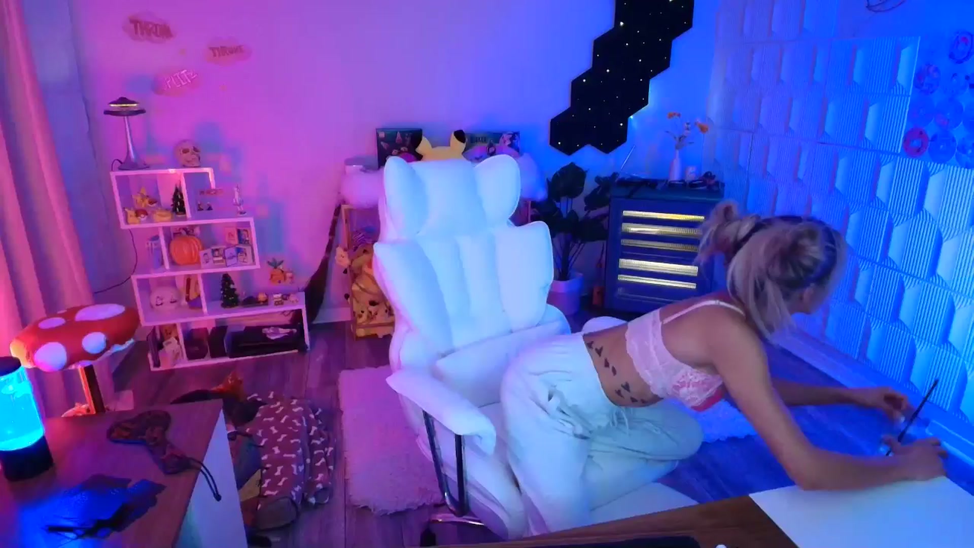 Gallery image thumbnail from kaydolll's myfreecams stream on, 10/25/2025, 07:08 image 1 of 20