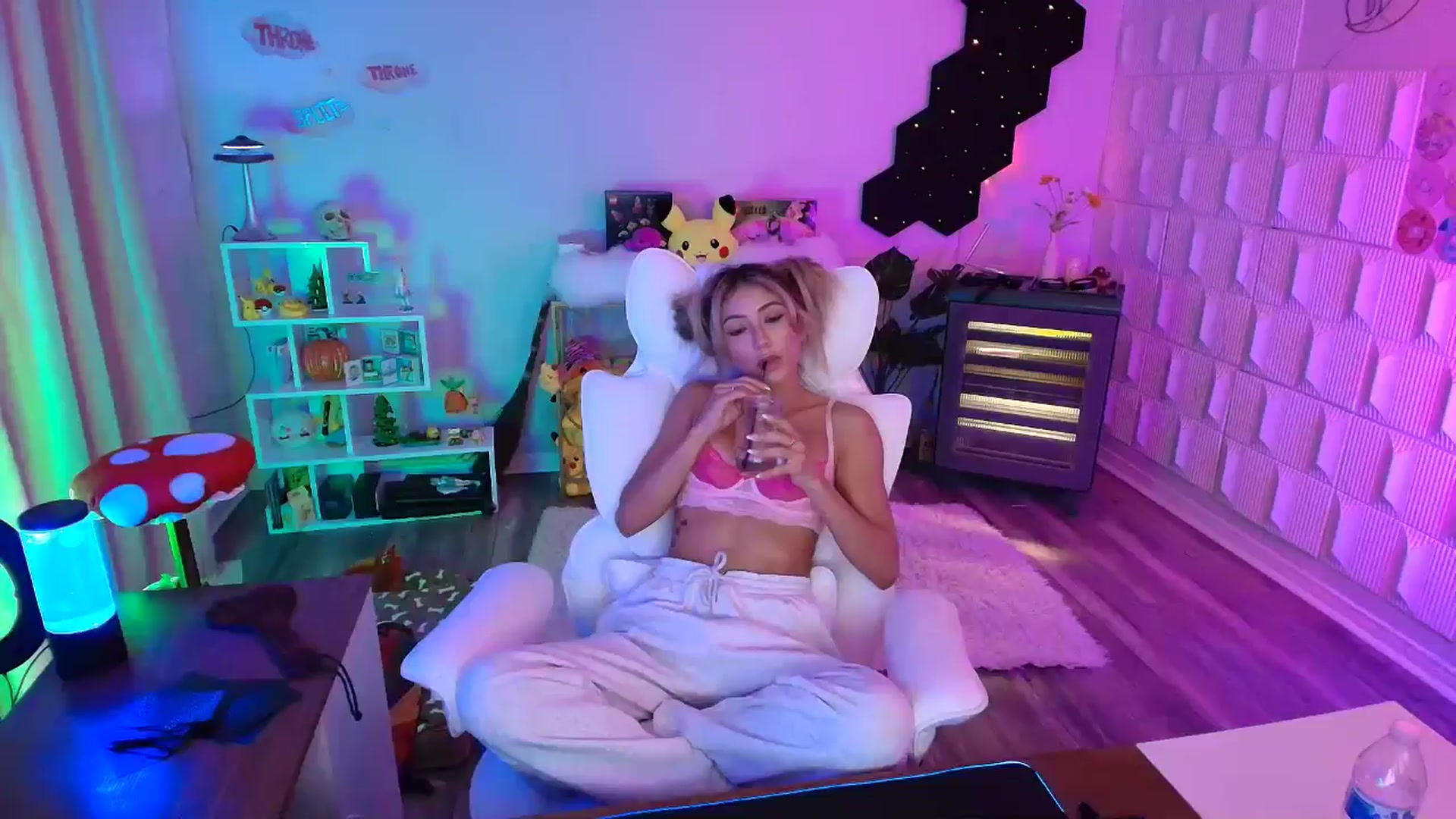 Gallery image thumbnail from kaydolll's myfreecams stream on, 10/25/2025, 08:12 image 14 of 20