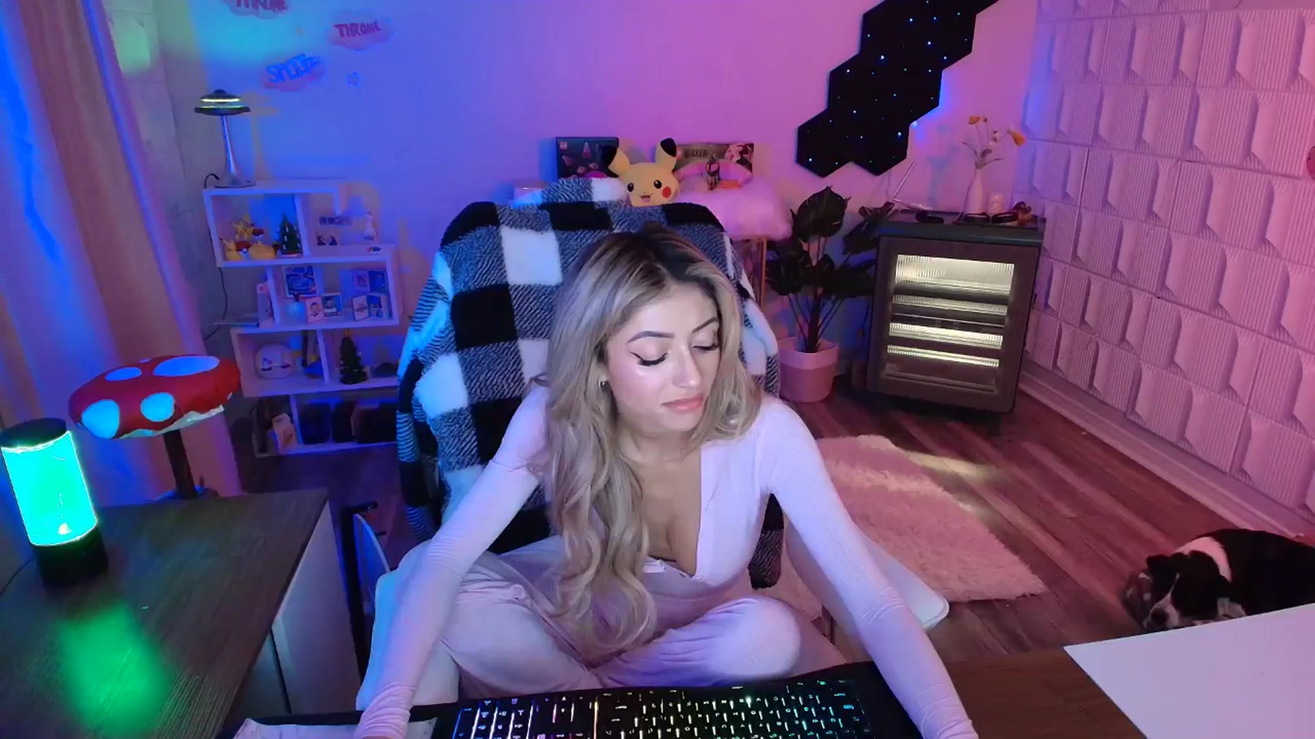 Gallery image thumbnail from kaydolll's myfreecams stream on, 11/22/2025, 08:03 image 15 of 20