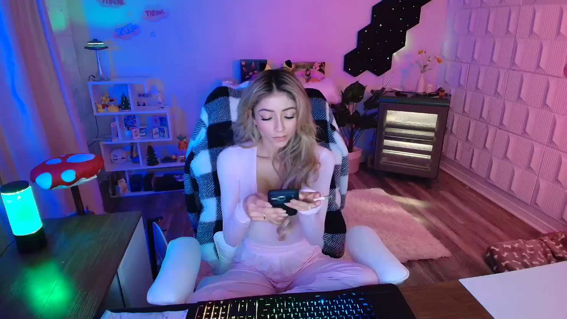 Gallery image thumbnail from kaydolll's myfreecams stream on, 11/22/2025, 08:03 image 3 of 20