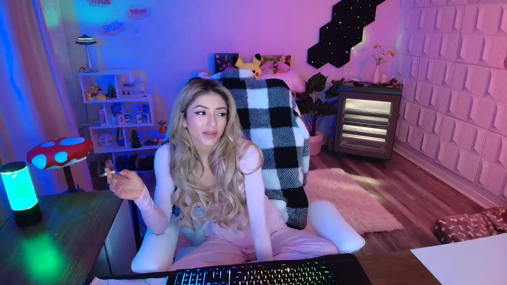Gallery image thumbnail from kaydolll's myfreecams stream on, 11/22/2025, 08:03 image 6 of 20