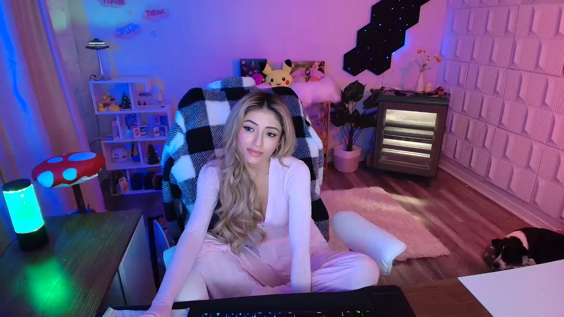 Gallery image thumbnail from kaydolll's myfreecams stream on, 11/22/2025, 08:03 image 19 of 20