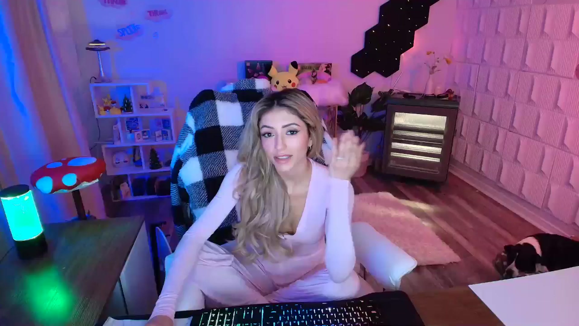 Gallery image thumbnail from kaydolll's myfreecams stream on, 11/22/2025, 08:03 image 16 of 20