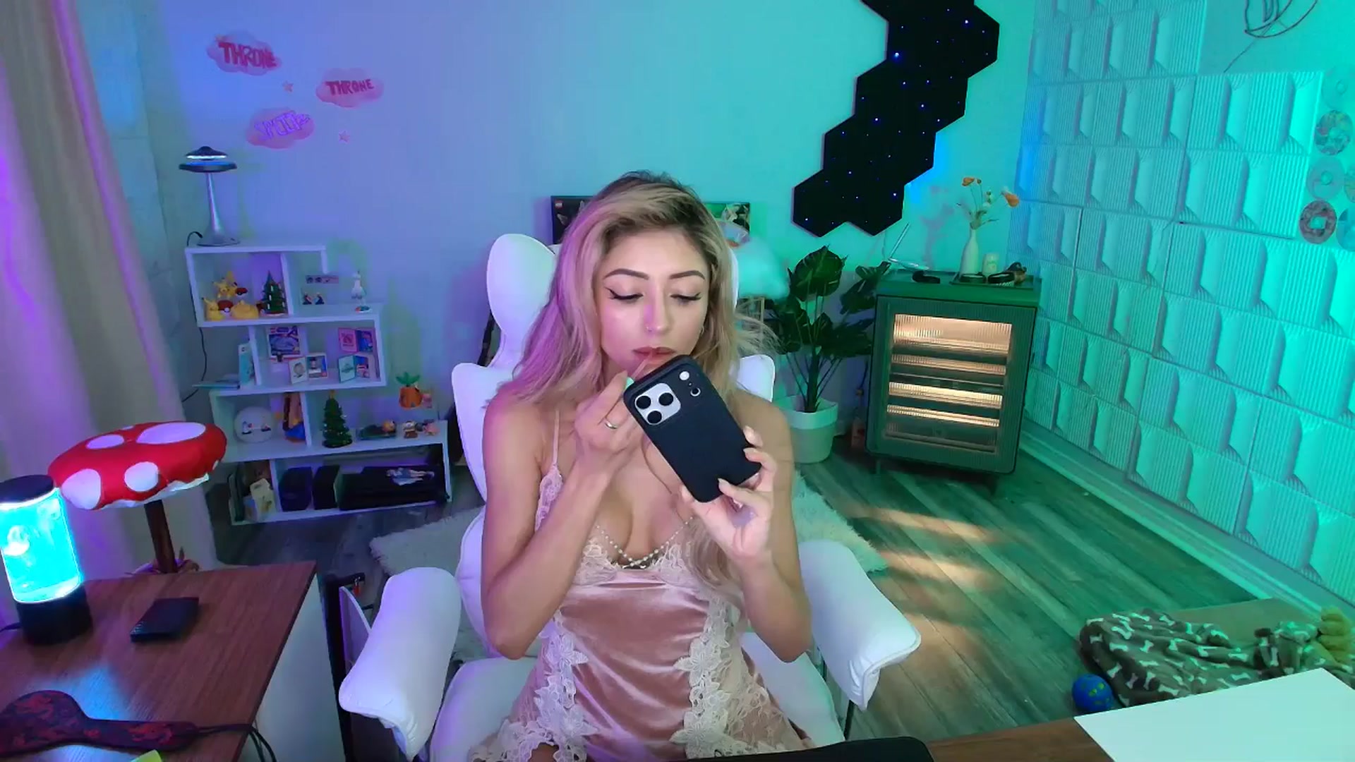 Gallery image thumbnail from kaydolll's myfreecams stream on, 11/23/2025, 08:27 image 18 of 20