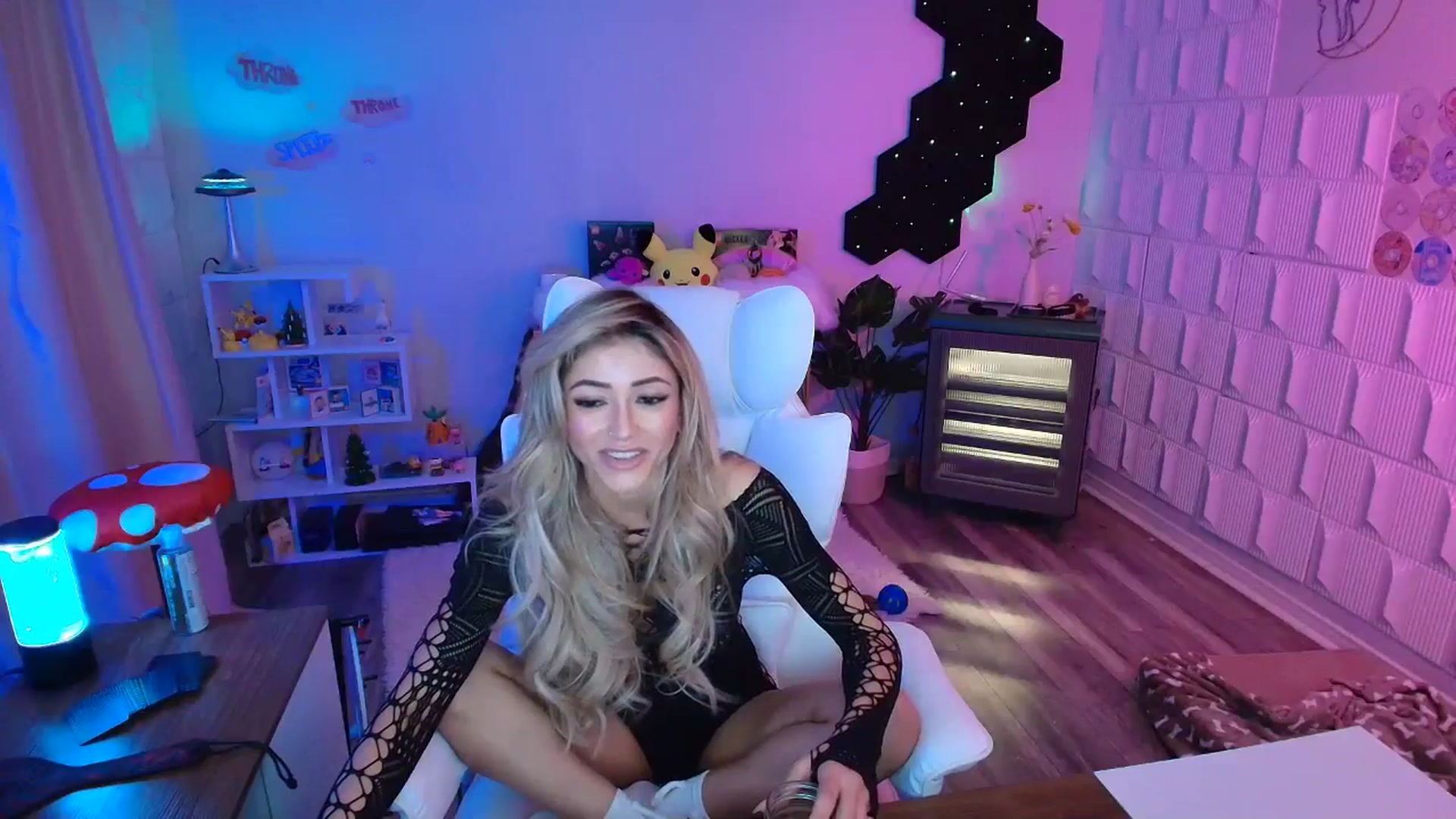 Gallery image thumbnail from kaydolll's myfreecams stream on, 11/24/2025, 10:25 image 10 of 20