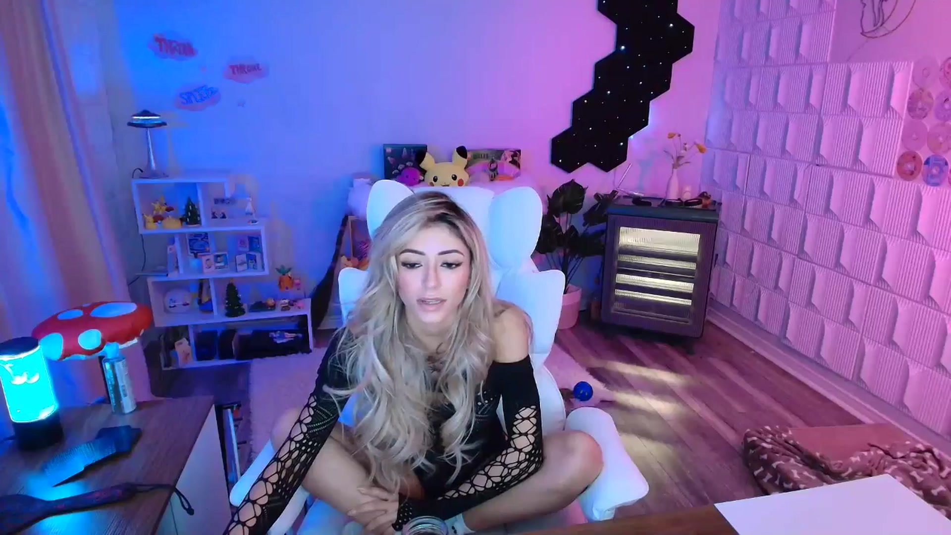 Gallery image thumbnail from kaydolll's myfreecams stream on, 11/24/2025, 10:25 image 13 of 20