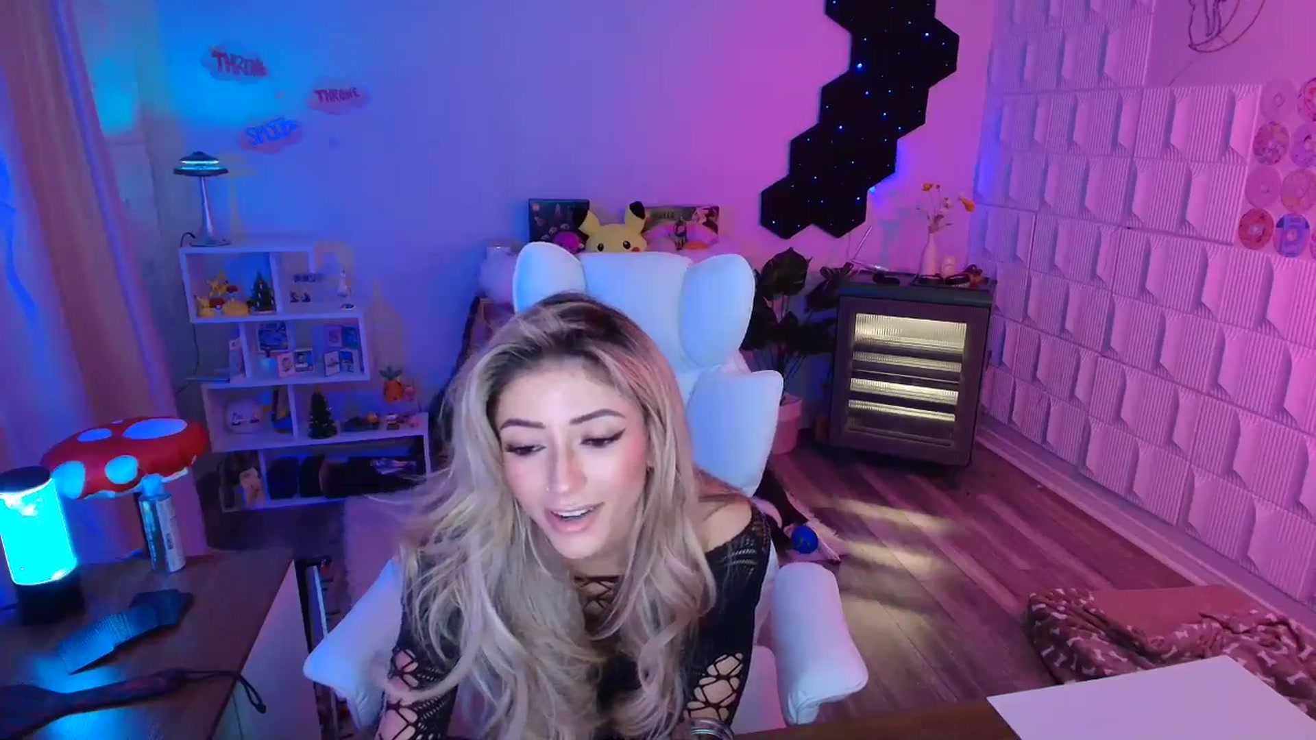 Gallery image thumbnail from kaydolll's myfreecams stream on, 11/24/2025, 10:25 image 8 of 20