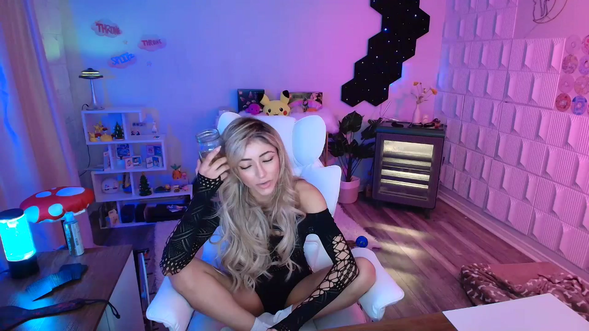 Gallery image thumbnail from kaydolll's myfreecams stream on, 11/24/2025, 10:25 image 16 of 20