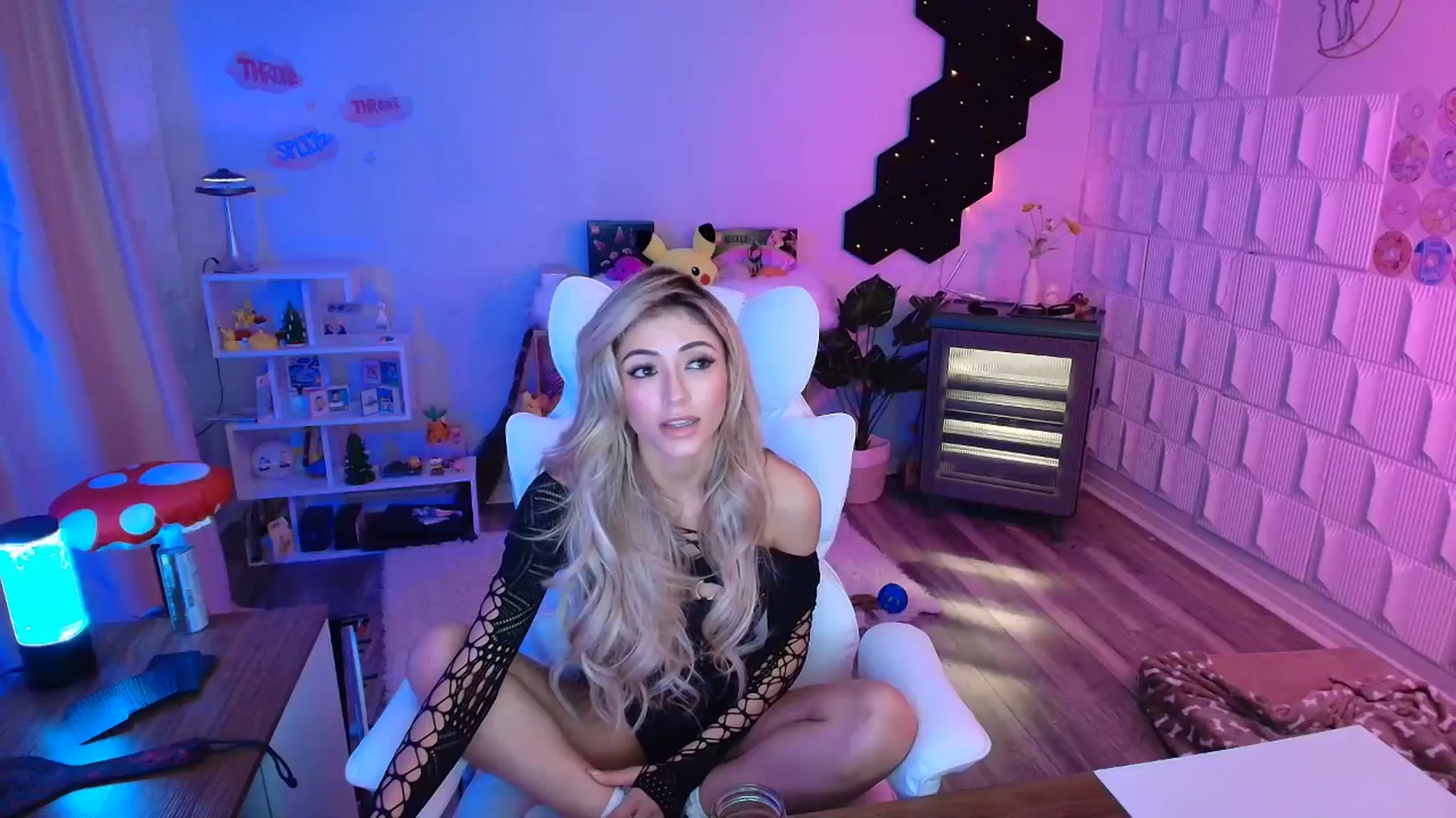 Gallery image thumbnail from kaydolll's myfreecams stream on, 11/24/2025, 10:25 image 11 of 20