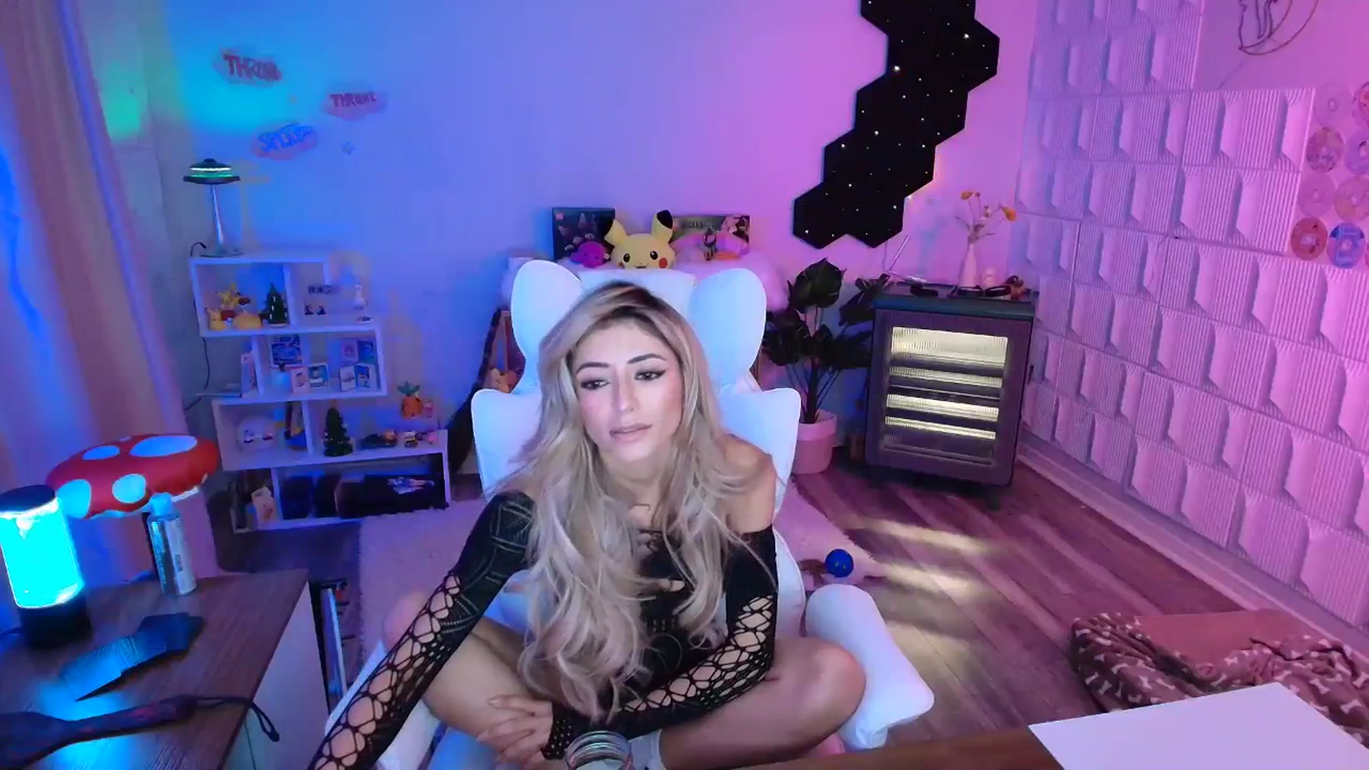 Gallery image thumbnail from kaydolll's myfreecams stream on, 11/24/2025, 10:25 image 12 of 20