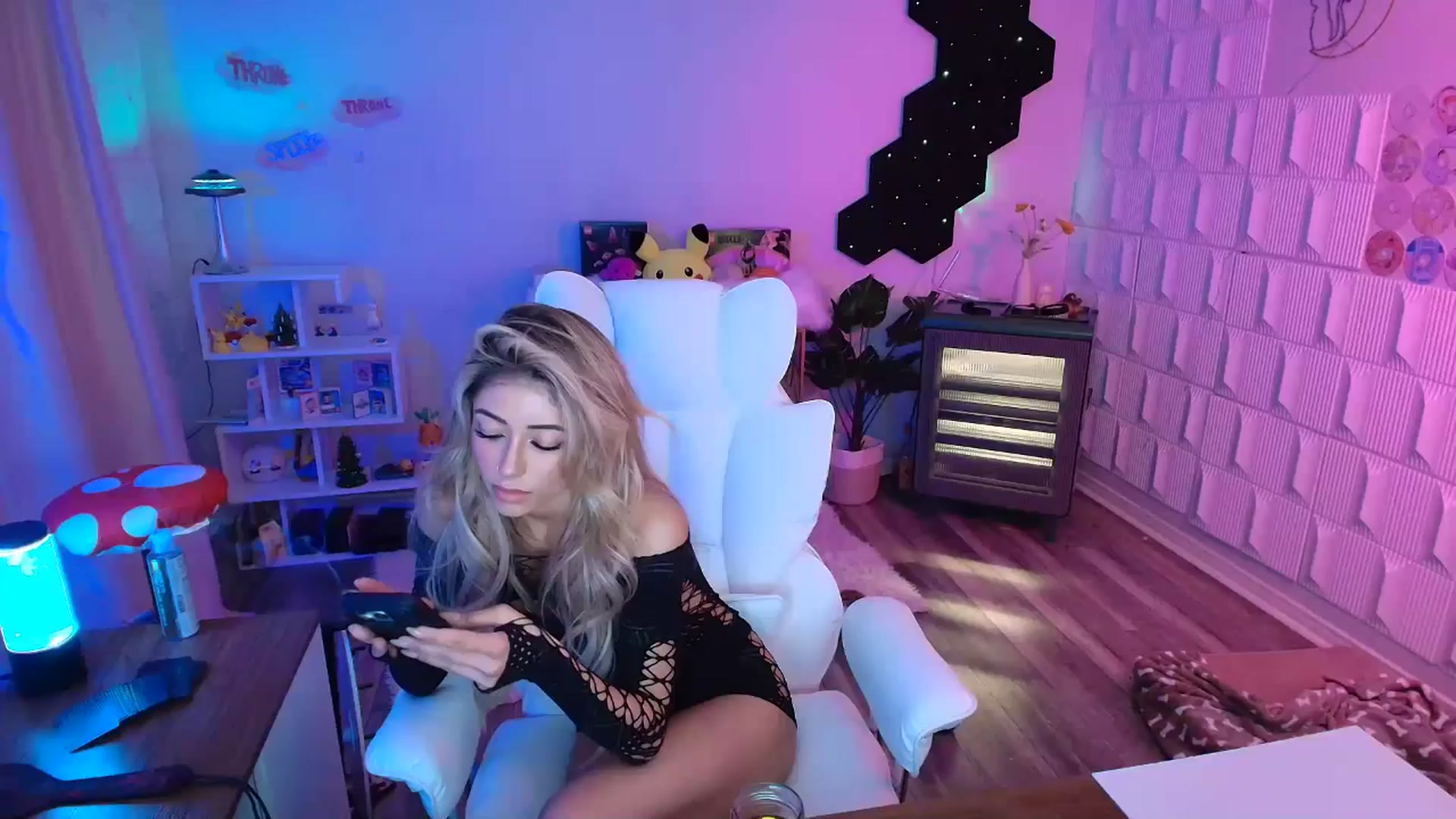 Gallery image thumbnail from kaydolll's myfreecams stream on, 11/24/2025, 10:25 image 1 of 20