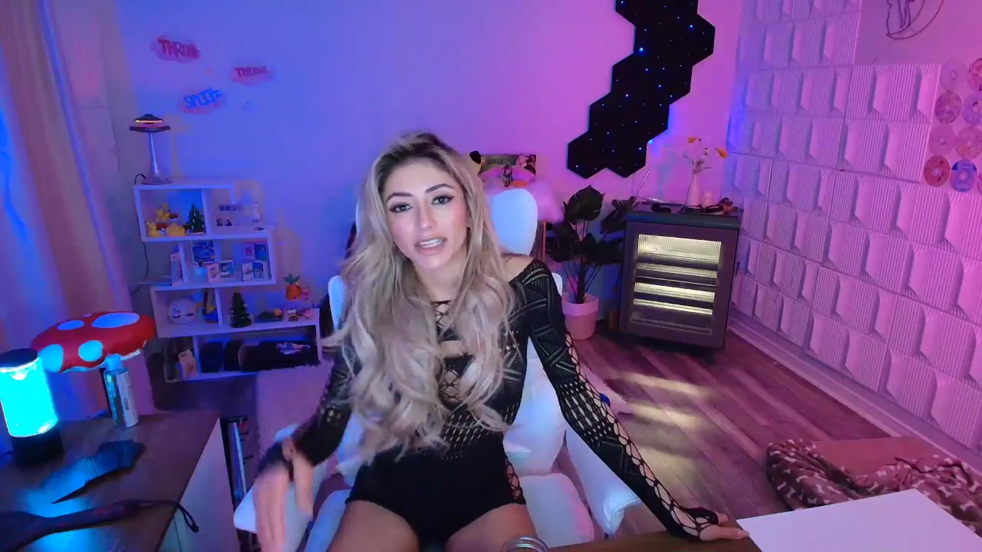 Gallery image thumbnail from kaydolll's myfreecams stream on, 11/24/2025, 10:25 image 9 of 20