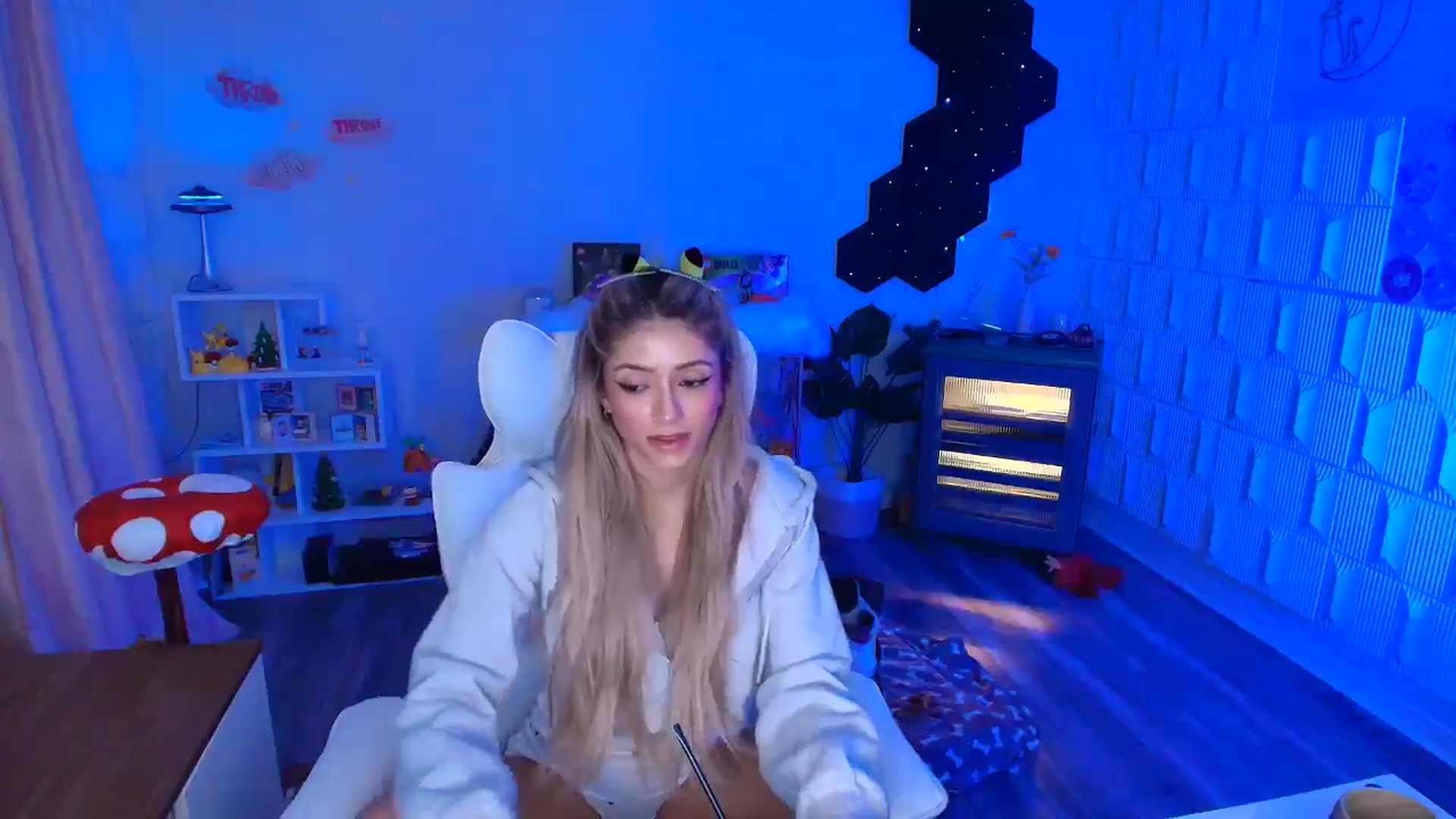 Gallery image thumbnail from kaydolll's myfreecams stream on, 12/13/2025, 10:47 image 15 of 20