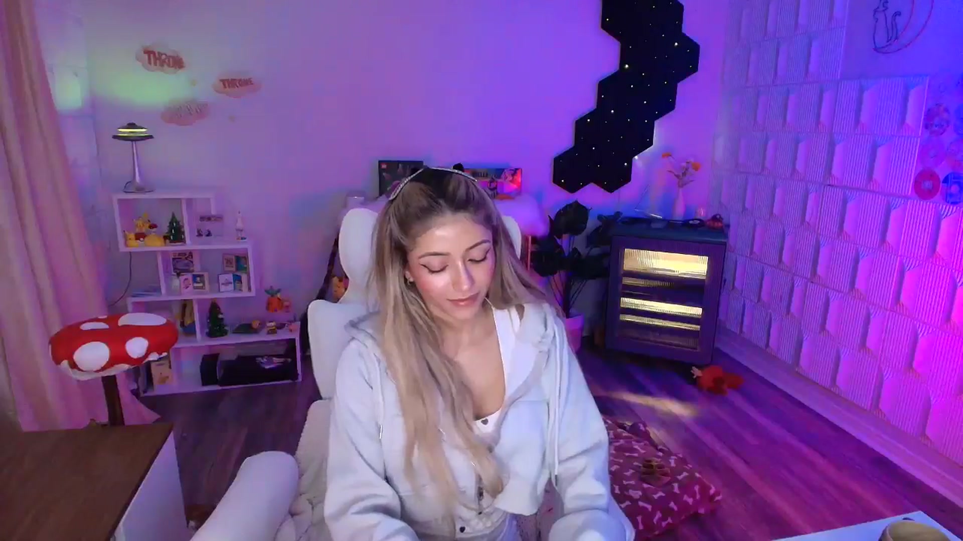 Gallery image thumbnail from kaydolll's myfreecams stream on, 12/13/2025, 10:47 image 9 of 20