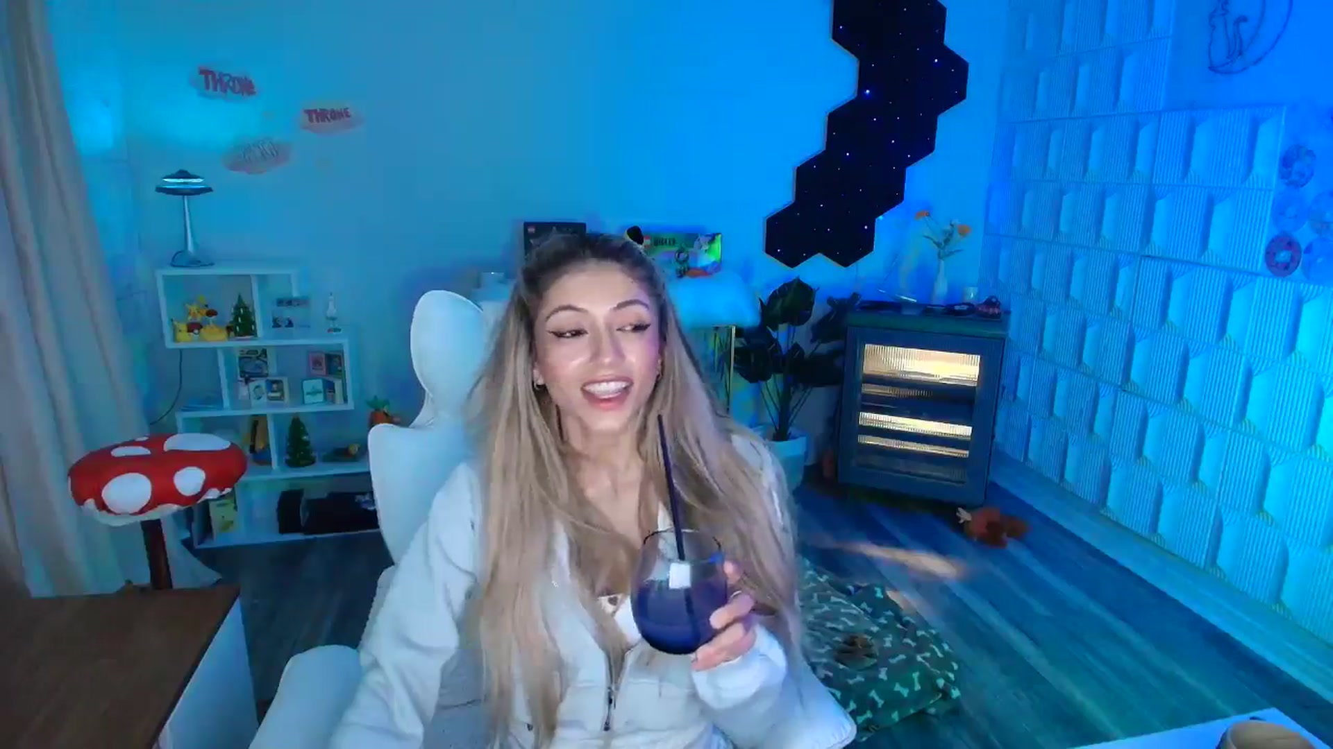 Gallery image thumbnail from kaydolll's myfreecams stream on, 12/13/2025, 10:47 image 10 of 20
