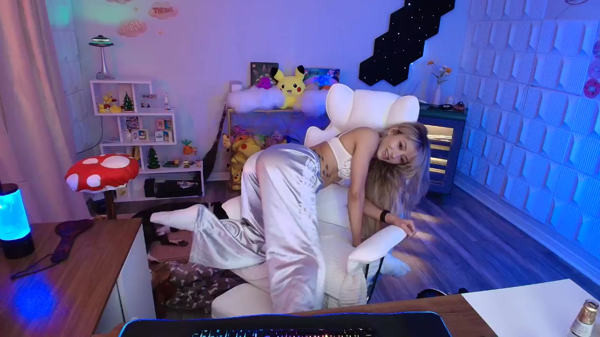 Gallery image thumbnail from kaydolll's myfreecams stream on, 02/12/2026, 04:59 image 7 of 20