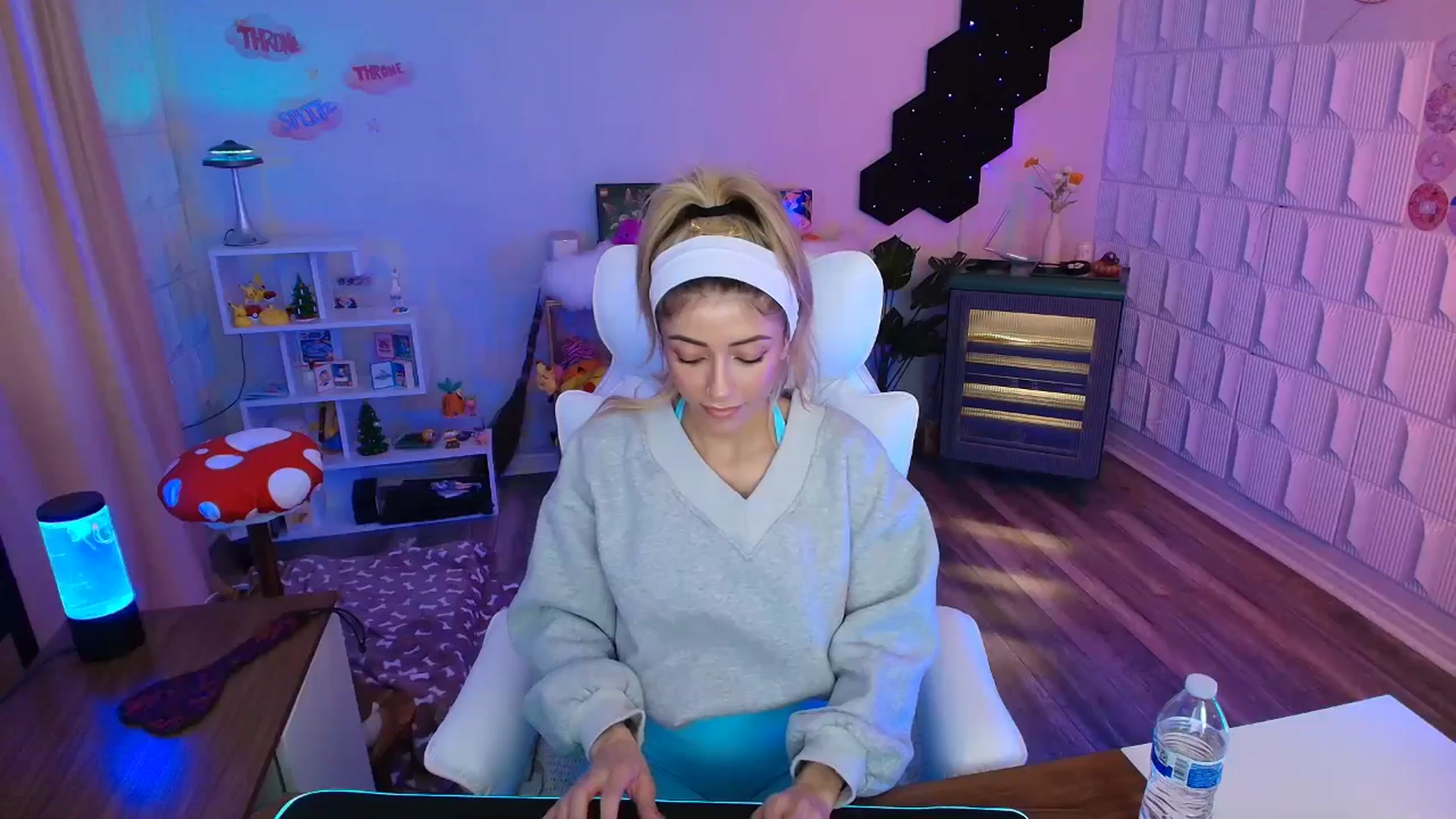 Gallery image thumbnail from kaydolll's myfreecams stream on, 02/27/2026, 21:59 image 17 of 20