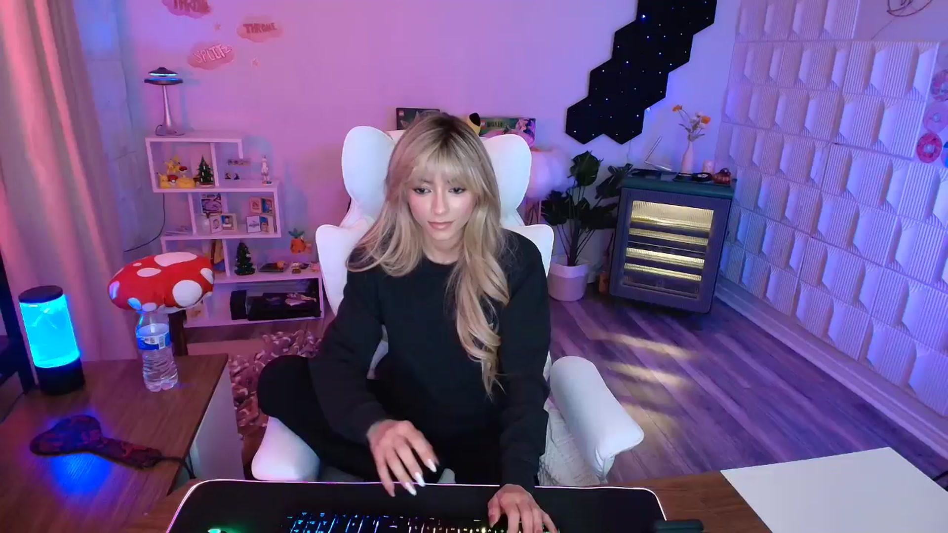 Gallery image thumbnail from kaydolll's myfreecams stream on, 02/28/2026, 23:28 image 13 of 20