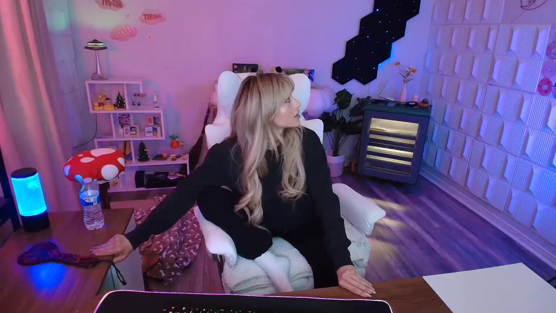 Gallery image thumbnail from kaydolll's myfreecams stream on, 02/28/2026, 23:28 image 6 of 20