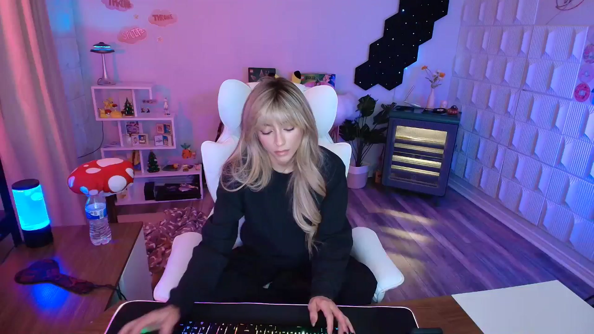 Gallery image thumbnail from kaydolll's myfreecams stream on, 02/28/2026, 23:28 image 17 of 20