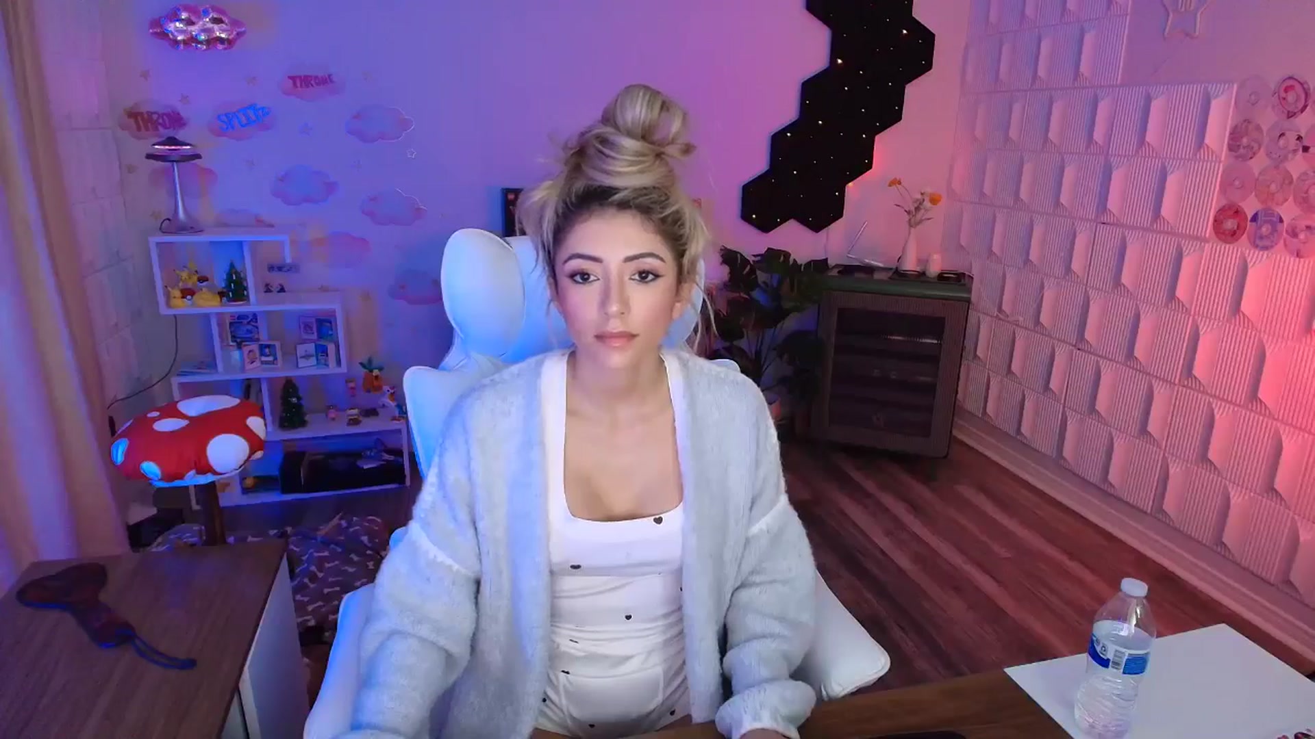 Gallery image thumbnail from kaydolll's myfreecams stream on, 03/06/2026, 01:39 image 16 of 20