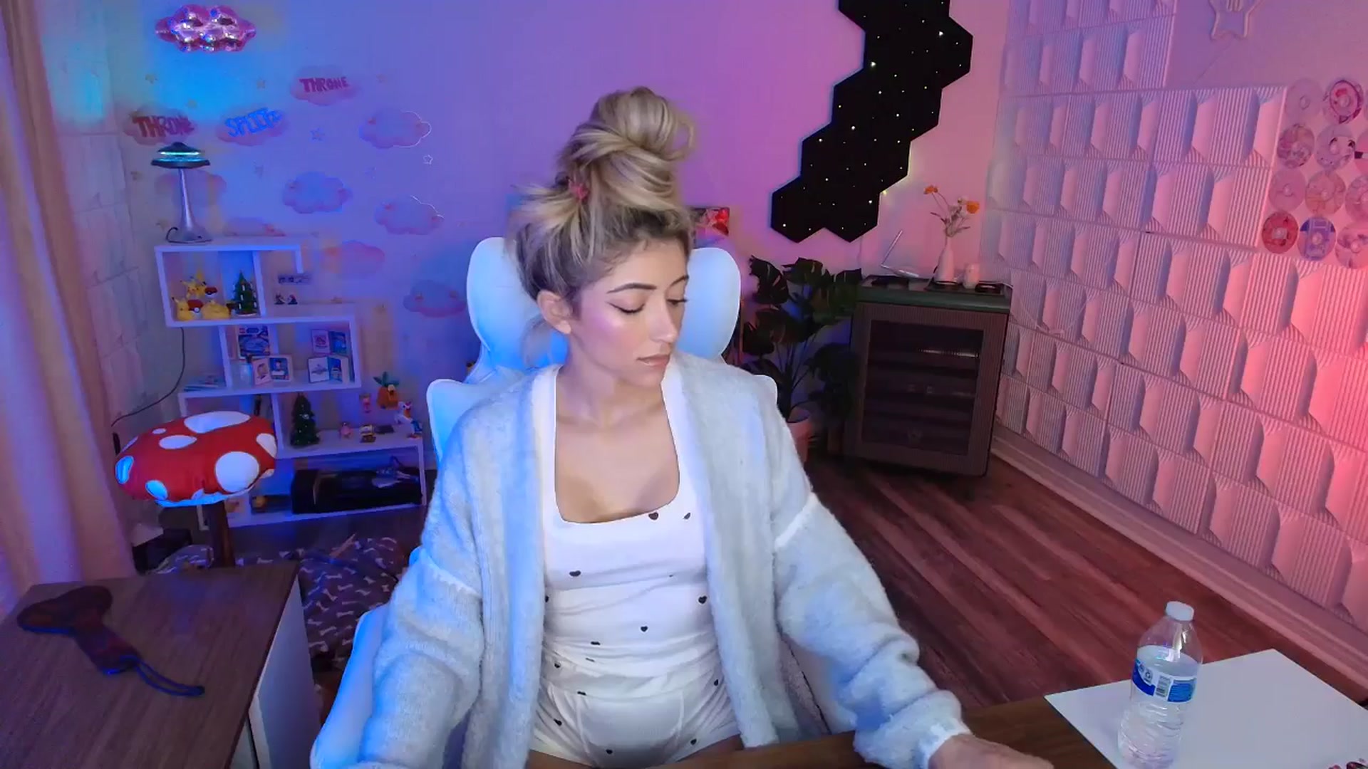 Gallery image thumbnail from kaydolll's myfreecams stream on, 03/06/2026, 01:39 image 18 of 20