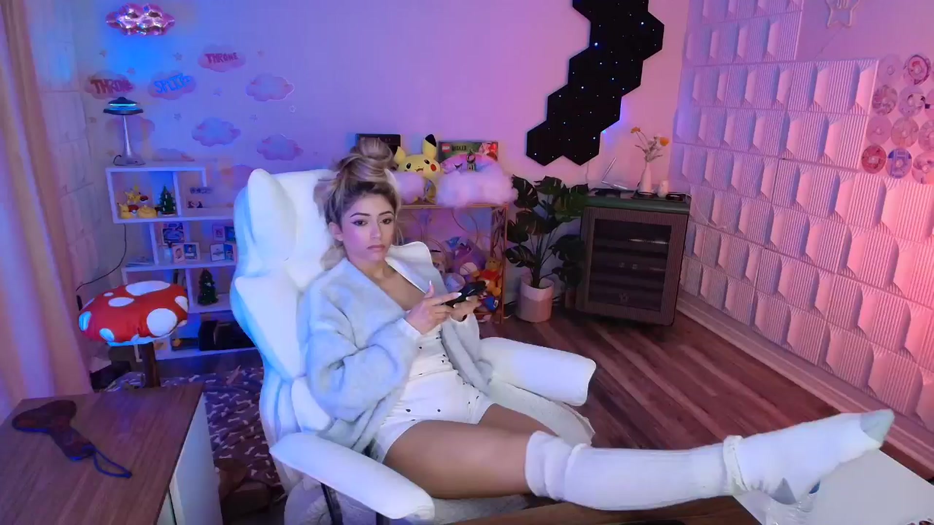 Gallery image thumbnail from kaydolll's myfreecams stream on, 03/06/2026, 01:39 image 1 of 20