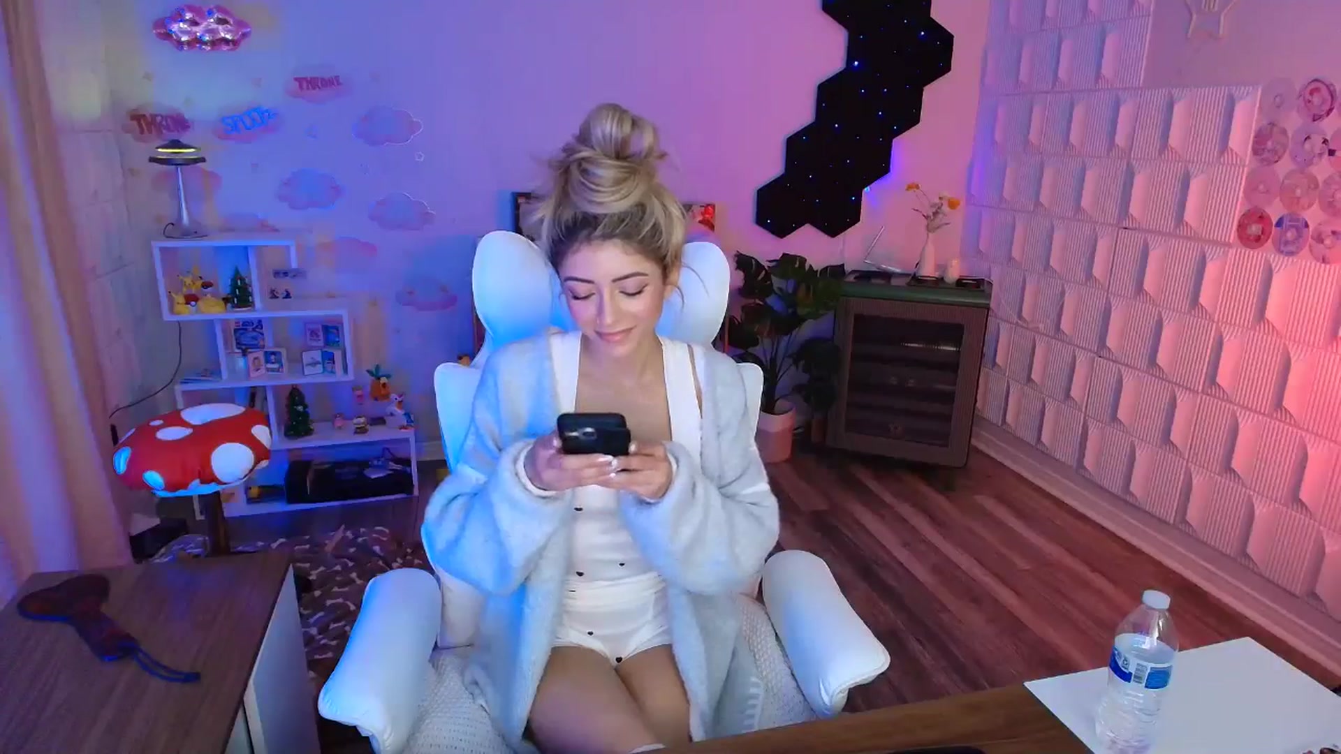 Gallery image thumbnail from kaydolll's myfreecams stream on, 03/06/2026, 01:39 image 4 of 20