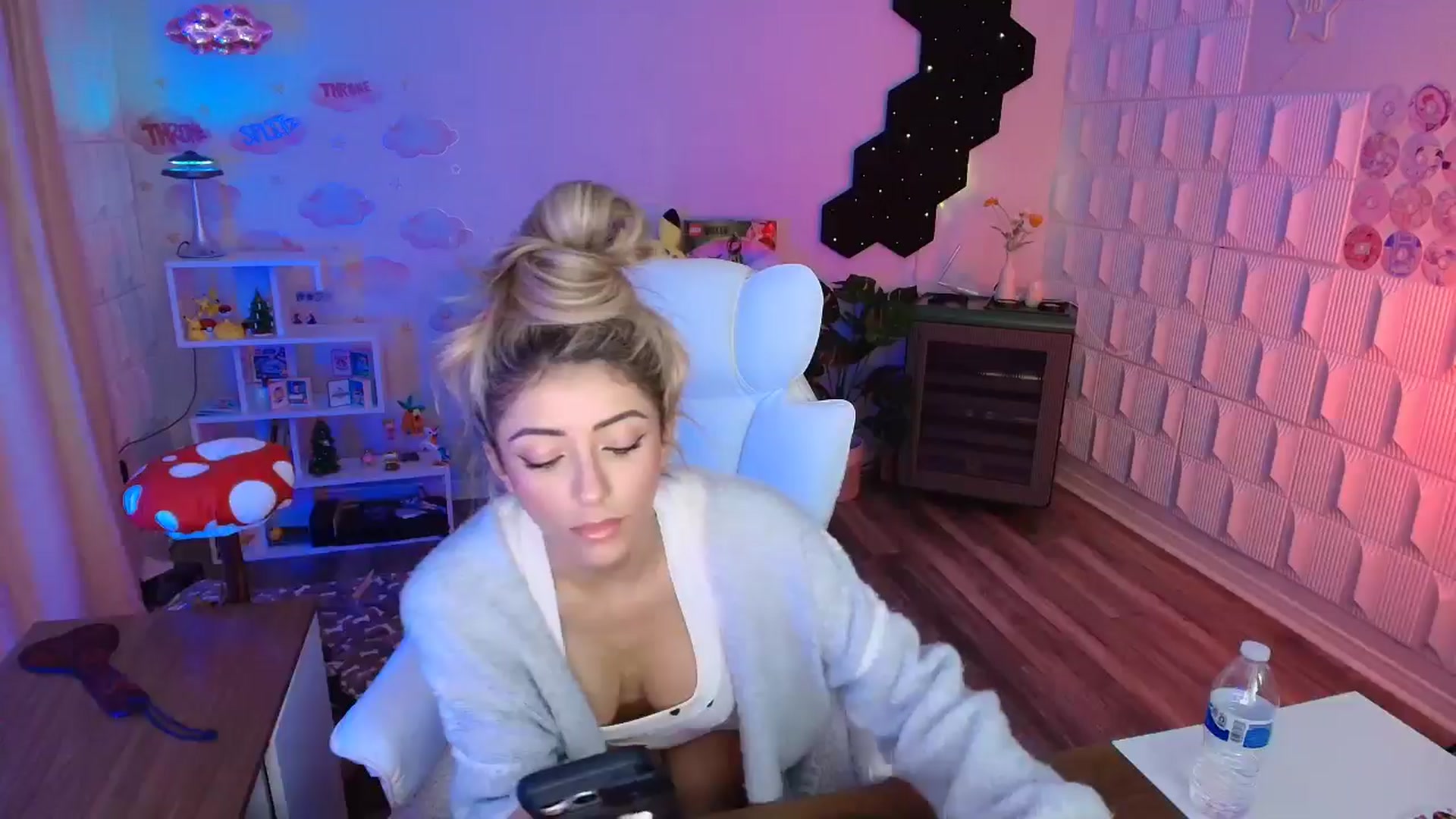 Gallery image thumbnail from kaydolll's myfreecams stream on, 03/06/2026, 01:39 image 9 of 20