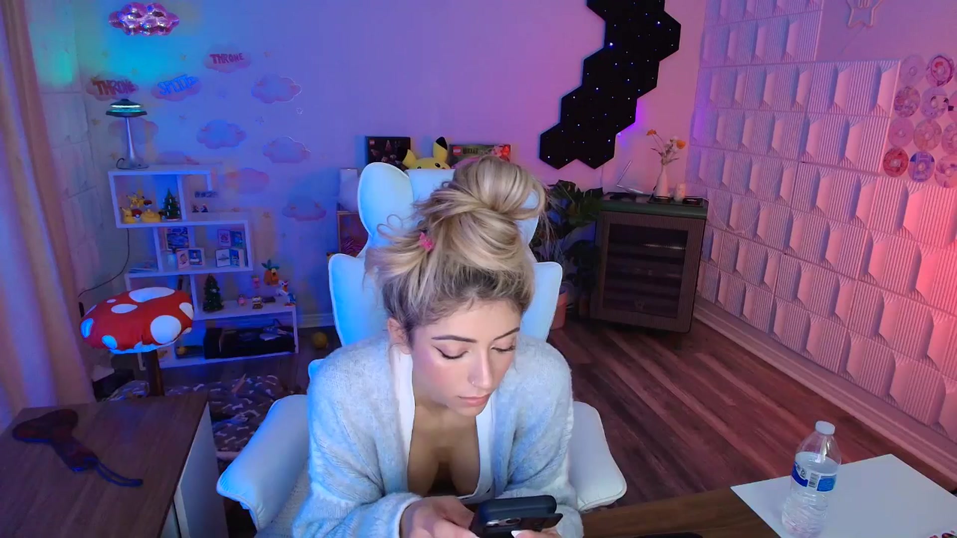 Gallery image thumbnail from kaydolll's myfreecams stream on, 03/06/2026, 01:39 image 10 of 20