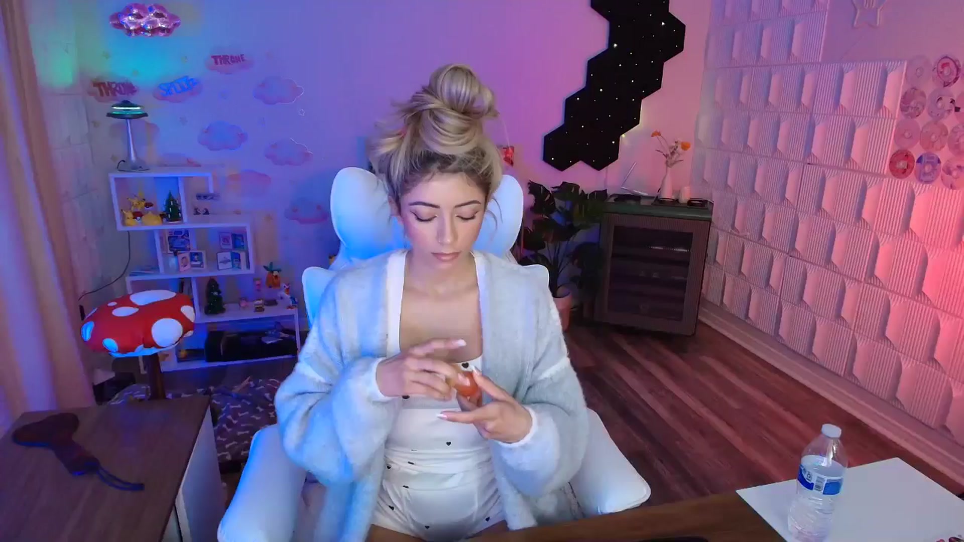Gallery image thumbnail from kaydolll's myfreecams stream on, 03/06/2026, 01:39 image 15 of 20
