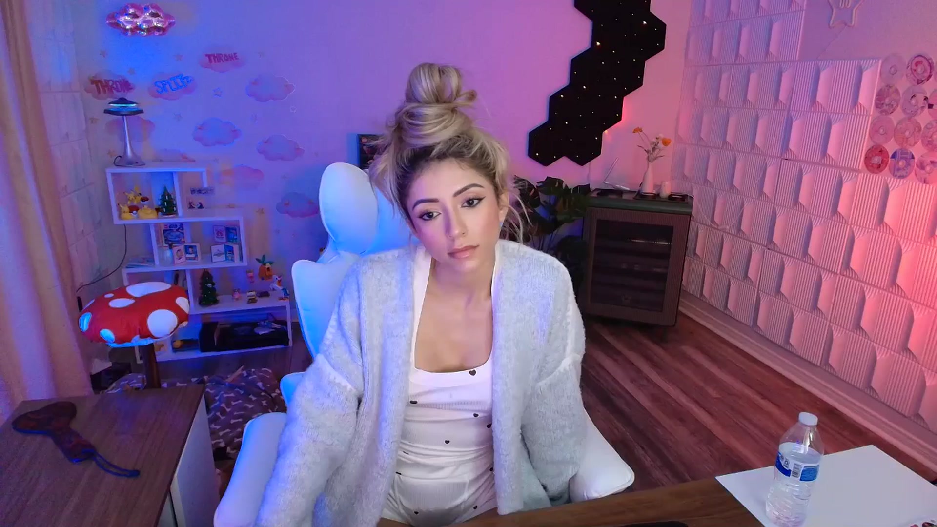 Gallery image thumbnail from kaydolll's myfreecams stream on, 03/06/2026, 01:39 image 17 of 20