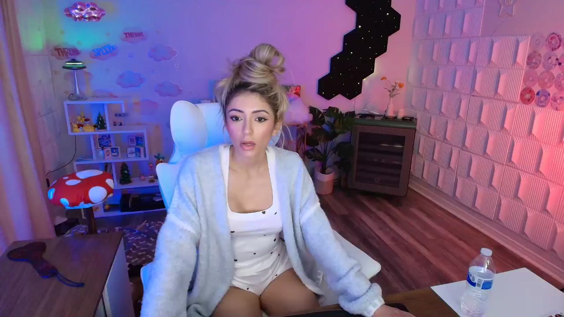 Gallery image thumbnail from kaydolll's myfreecams stream on, 03/06/2026, 01:39 image 19 of 20