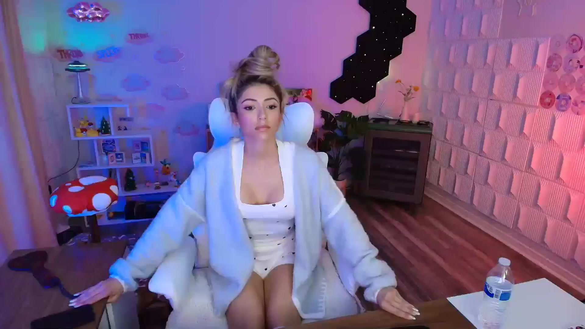 Gallery image thumbnail from kaydolll's myfreecams stream on, 03/06/2026, 01:39 image 3 of 20