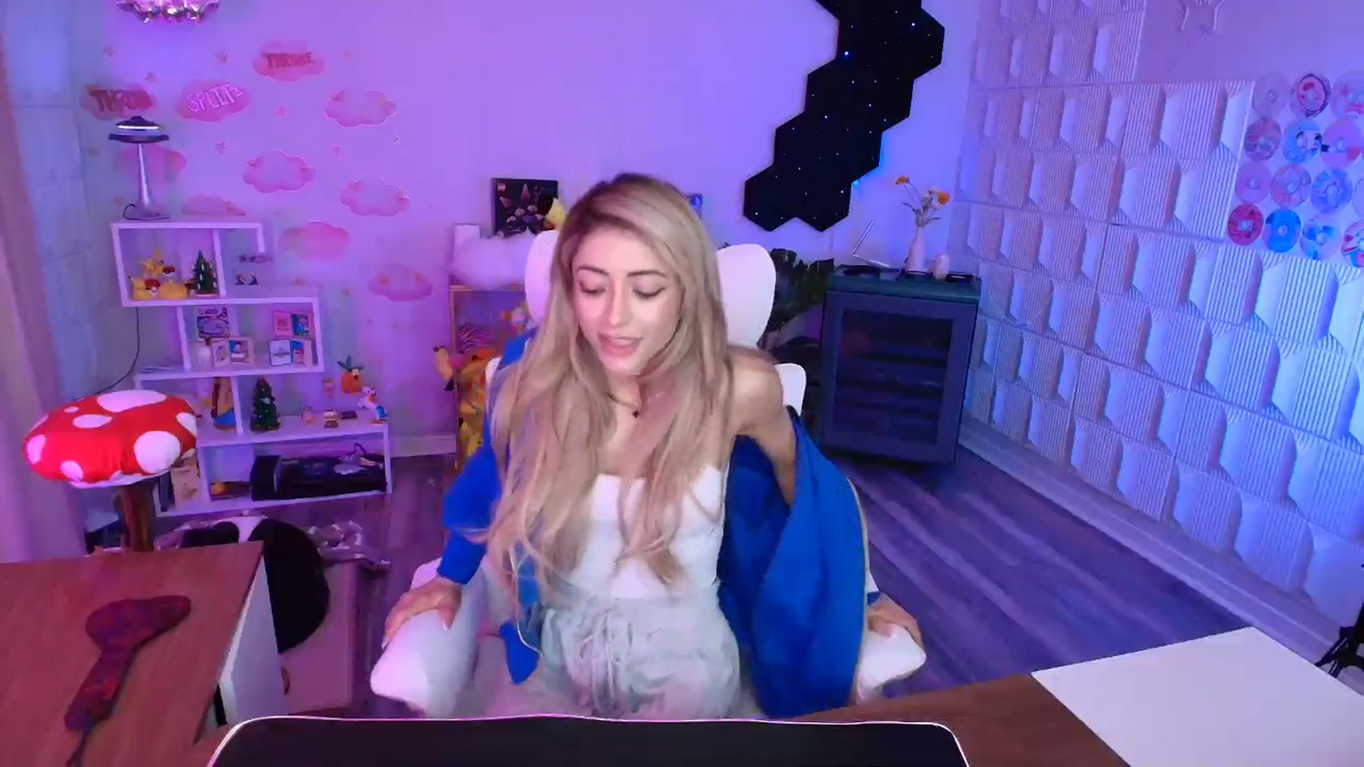 Gallery image thumbnail from kaydolll's myfreecams stream on, 03/14/2026, 08:14 image 11 of 20