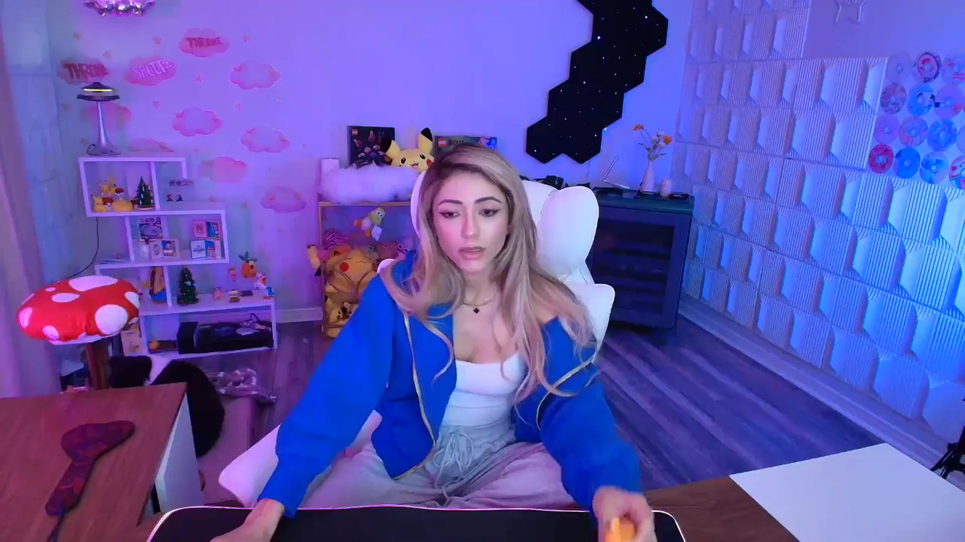 Gallery image thumbnail from kaydolll's myfreecams stream on, 03/14/2026, 08:14 image 10 of 20