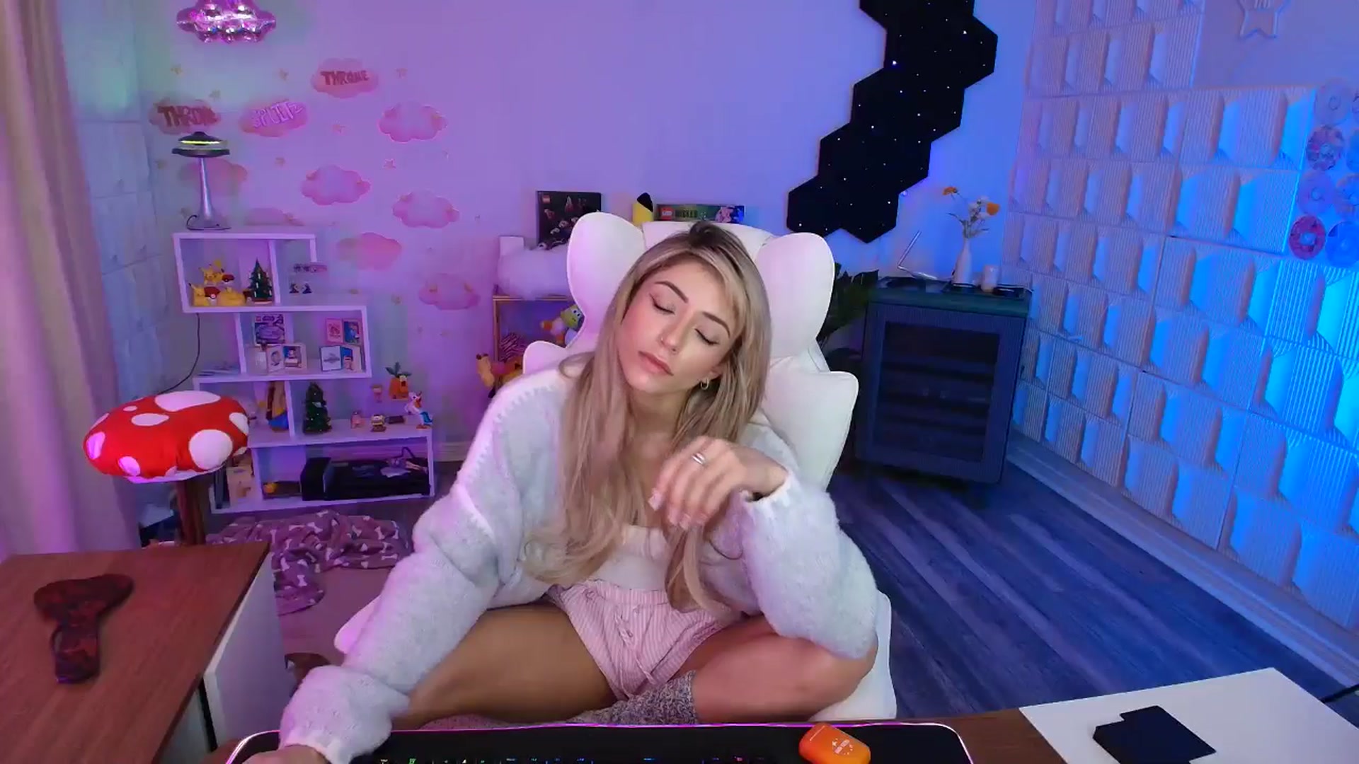 Gallery image thumbnail from kaydolll's myfreecams stream on, 03/14/2026, 23:27 image 15 of 20