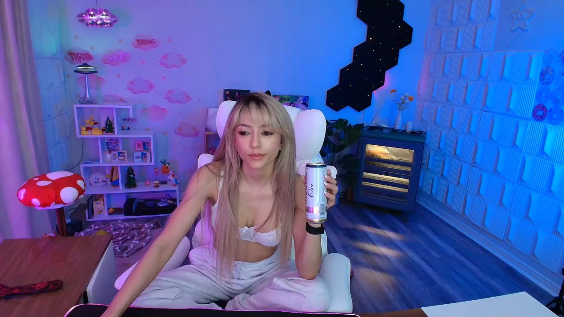 Gallery image thumbnail from kaydolll's myfreecams stream on, 03/26/2026, 05:02 image 16 of 20