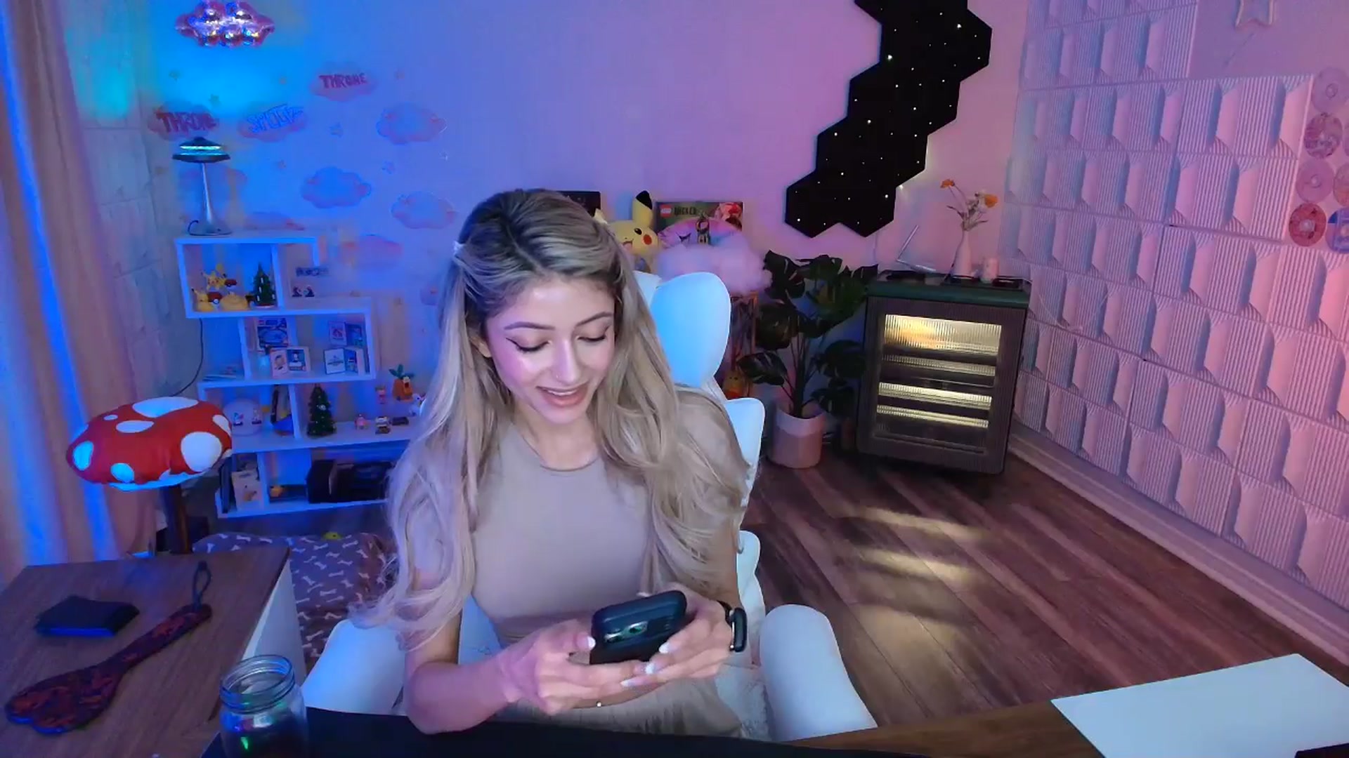 Gallery image thumbnail from kaydolll's myfreecams stream on, 04/05/2026, 06:03 image 13 of 20
