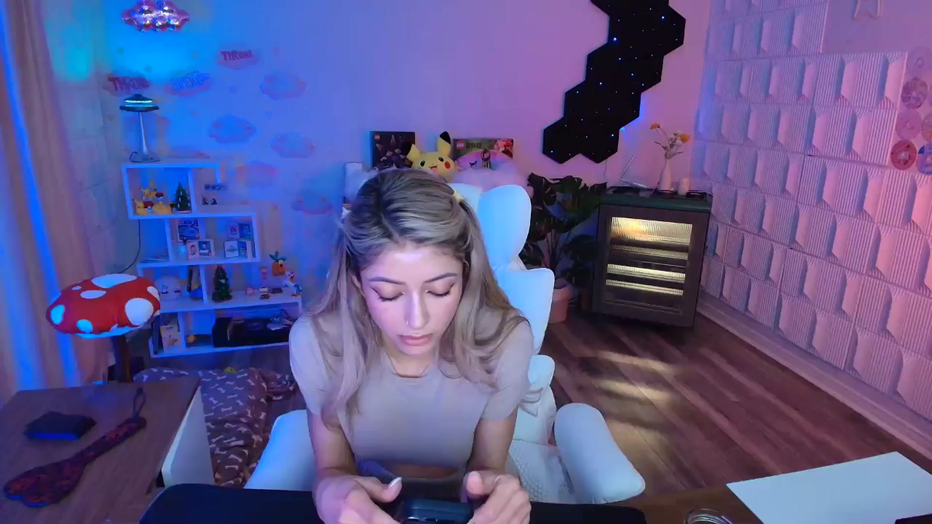 Gallery image thumbnail from kaydolll's myfreecams stream on, 04/05/2026, 06:03 image 5 of 20